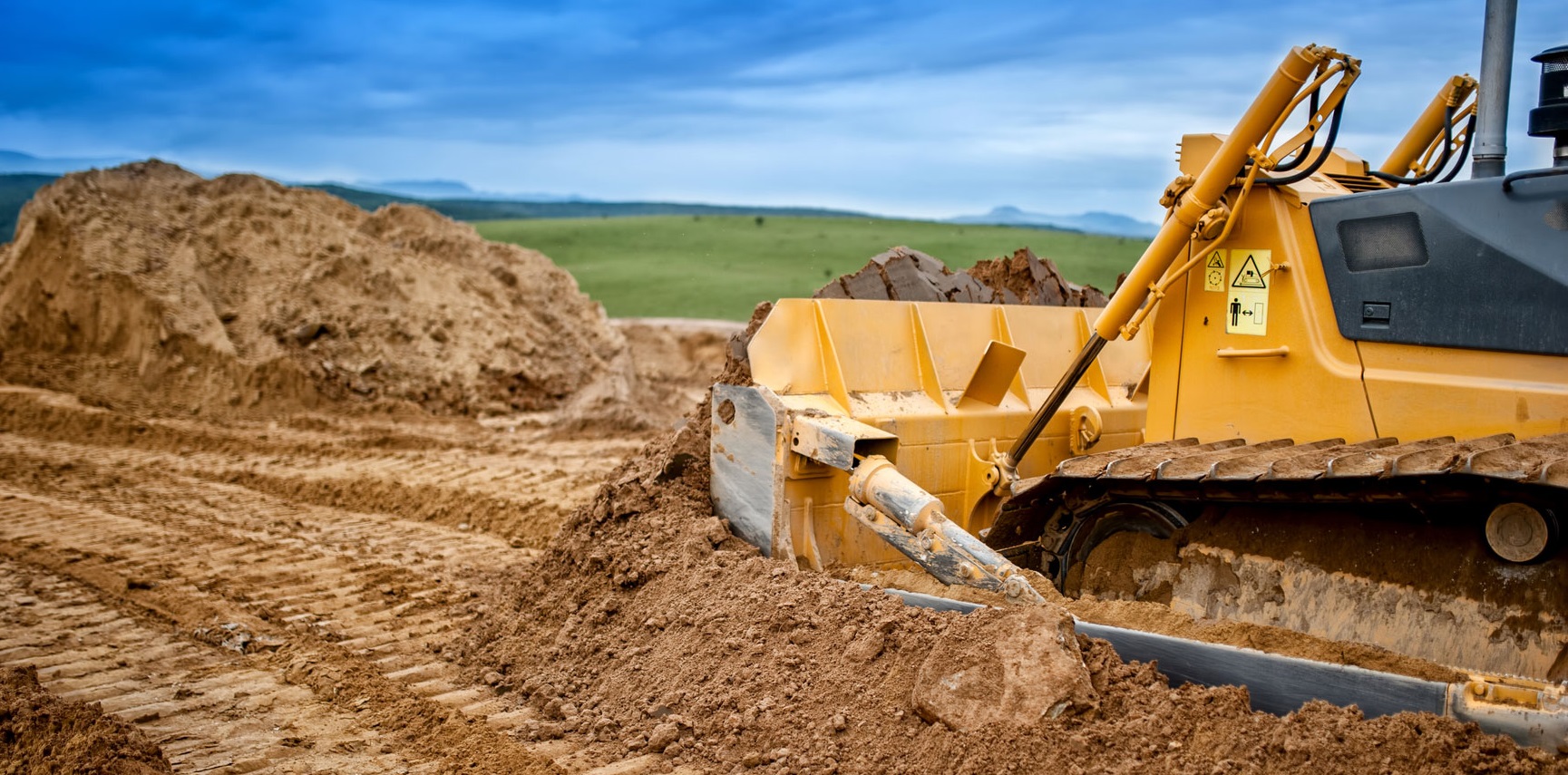 Выемка грунта. Земляные работы. Обрушение стенок траншеи. Грунт строительный. Экскаватор котлован.